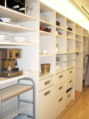 住宅展示場のモデルハウスのキッチン収納内部。ぱっと目につくのは海外のブランド家電。しかし最近では国産の家電が置かれるケースをよく目にするようになってきた（撮影：一級建築士事務所 OfficeYuu）