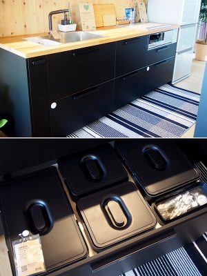 リサイクル素材を活用したキッチン（上）。SDGsハウス内には至る所にSDGsな暮らしのアイディアが。この引き出しでは、ごみの分別を促している（下）