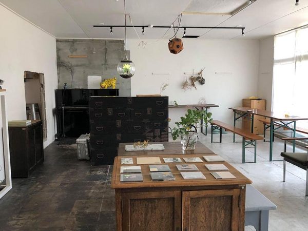 シンプルな空間はふだんはカフェとして、またマルチに使えるイベントスペースとして活用