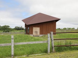 馬と同居する「BARN HOUSE」。馬の暮らす「納屋」と住宅が合体したイメージ（写真：Norio Kidera ）