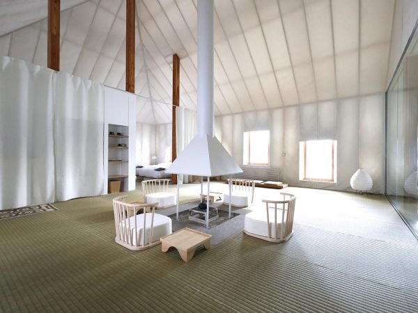 「Même」の室内。屋根・壁全体から柔らかな光が取り込まれ、とても明るい室内となっている。炉が室内中心に設えられている（写真：Norio Kidera ）