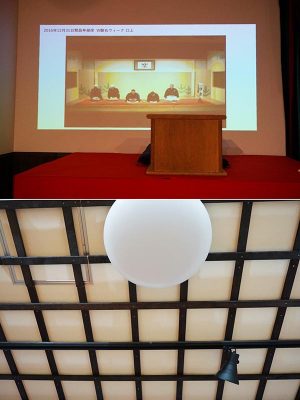 高座後ろの幕が開くと、白い壁がスクリーンになる（上）　天井の格子が劇場らしい雰囲気。シーリングはプロジェクターを兼用しており、ダクトレールに取り付けられた照明は位置を調節できる（下）