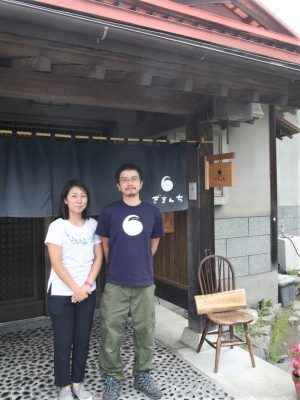 ゲストハウス「ぎまんち」を経営する儀間雅真さん（右）と芙沙子さん