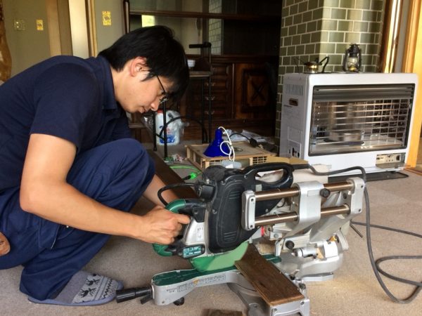 床を張り替える作業をする雅真さん