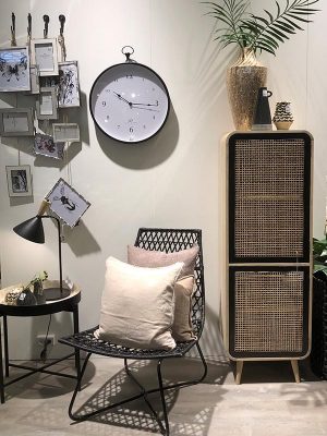 プロは製品について幅広く情報を持っている。インテリアの材料には、スタイルを形作ったり、縫製が必要であったりと、加工や仕上げなどのさまざまな知識が必要だ。プロは情報収集のためのネットワークも持っている。施主の希望実現のために、知識やネットワークを活かしたアドバイスが得られる<br>© Color Design Firm / mayumi amimura