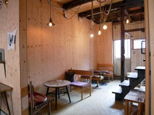 「UCO」で使用していた家具を利用し生まれ変わった「NUCO」の店内（筆者撮影）