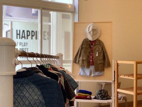 S～Dのランクに分けられた服の中からクリーニング代と同等のものを持ち帰ることができる“洗着”。服をかけるラックは鉄棒をアップサイクルしたものだ