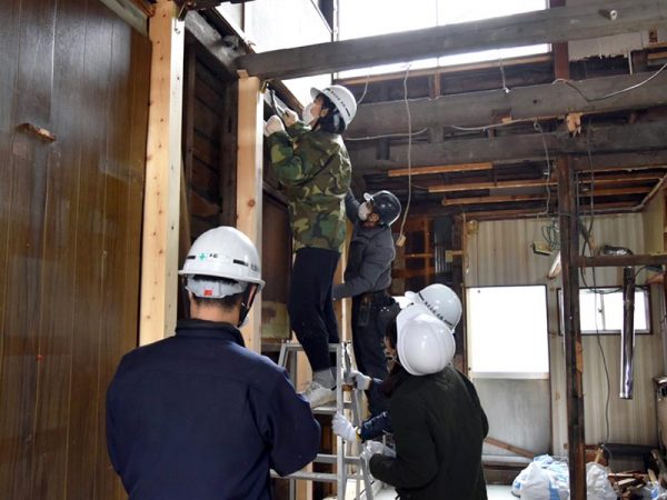 「NUCO」として再生された長屋は、米澤さんによると築30年ほどではないかとのこと。工務店や構造家など専門家を交えた3回のワークショップと「空き家再生プロジェクト」メンバー20人ほどでリノベーションを行った