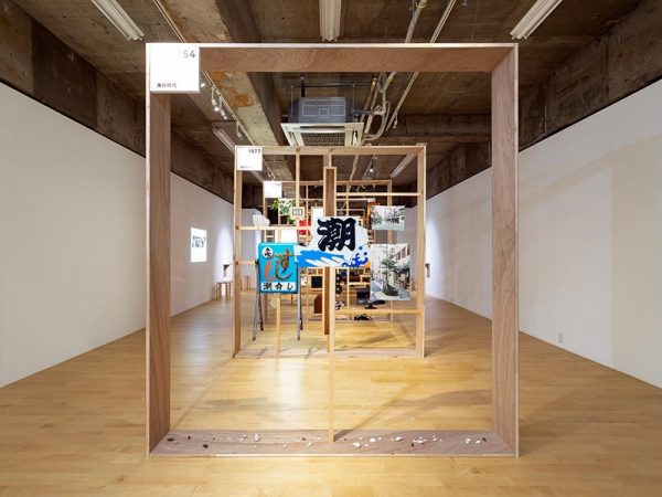 ＜UCOのための設計－８枚切りのアーカイブー／撮影： 冨田了平＞※2018年終了<br>「UCO」の取り壊し後、L PACK.によるアーカイブ展が行われた。<br>実際に「UCO」で使用していた道具や建築部材を使用し、店で提供していたホットサンド用の８枚切りの食パンをモチーフに制作。この場所から生まれた取り組みやコミュニティを記録した「UCO」の過去・現在・未来が想像できる仕掛けで、3年間の「UCO」が凝縮されたアート作品となっていた。<br>これは先述した吉田さんの「建物は思い出を蘇らせる装置みたいなもの」という言葉を象徴するようなものに思える。現在、この展示で使用されたパーツが新たな場所「NUCO」に使われている