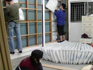 仲間の講談師や落語家が集まり、DIY工事を行った