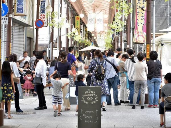 毎月第4日曜日には、このにぎわい！　毎回、手作りパンやスイーツ、野菜、それにアクセサリーなどの雑貨を扱う店が並ぶ。ときにはライブが行われることも