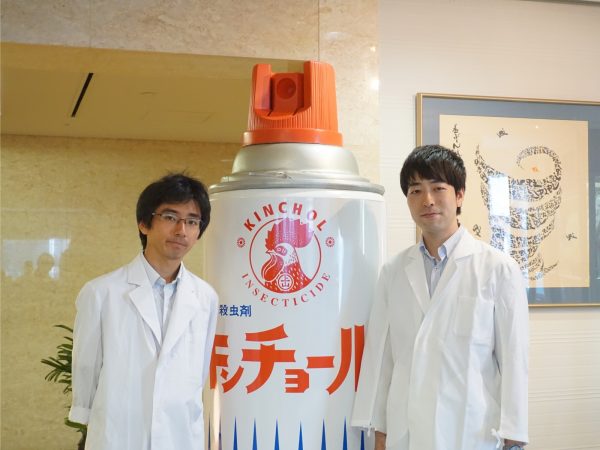 お話を伺った、大日本除虫菊株式会社中央研究所生物研究室の柳澤太洋さん（左）と、中央研究所第2化学研究室薬剤師の田丸友裕さん（右）