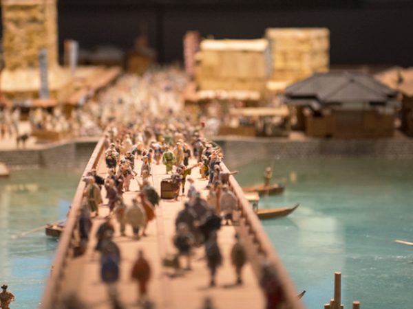 江戸の物流は川と堀を利用した水上輸送が主流で、各所に拠点となる河岸が設置され、そこから大八車などで配送された