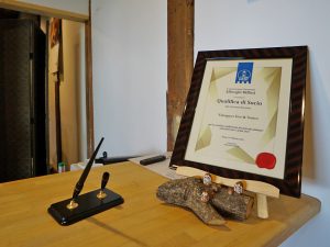 ▲レセプションには「アルベルゴ・ディフーゾ」の認定証が。「本当に突然のことでビックリしましたが、どうやら日本の美しい村連合という関連団体の方が“岡山にユニークな宿場町がありますよ”と報告してくれたのがきっかけだったようです」と佐賀野さん