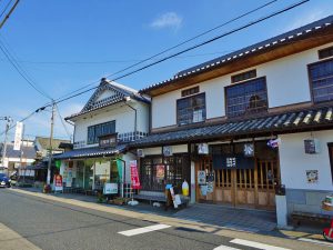 ▲「ただ“街並みが古くて美しい”というだけではなく、宿ができて、カフェができて、温泉ができて…まちの変化が継続して起こっているため、マスコミの人たちも情報を伝えやすかったのでしょう」と佐賀野さん。矢掛宿の古い街並みは全長約750ｍ。この“コンパクトさ”もまちあるきにはちょうど良いサイズだ。江戸時代の宿場町の古い街並みが、なぜ当時のままの姿で現在まで保存できたのか？については次回レポートでご紹介する