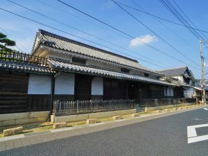 ▲こちらは矢掛宿最後の脇本陣である『旧矢掛脇本陣髙草家』。大名が宿泊する『本陣』とは異なり、従者たちが宿泊する『脇本陣』は複数の名家が持ちまわりで役を担っていた。本陣・脇本陣がそれぞれに当時のままの姿を残し、共に国の重要文化財の指定を受けているのは矢掛宿だけだ