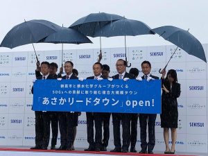 雨の中のお披露目となったが多くの記者が訪れた。写真右から、積水化学工業株式会社住宅カンパニープレジデント 神吉利幸氏、積水化学工業株式会社代表取締役社長 髙下貞二氏、埼玉県朝霞市 市長 富岡勝則氏、積水化学工業株式会社代表取締役 加藤敬太氏、東京セキスイハイム株式会社代表取締役社長 岡田雅一氏