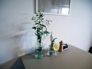 ダイニングテーブルの小物は住人たちが好きにディスプレイしたもの。共通するコンセプトがあるから統一感がある（筆者撮影）