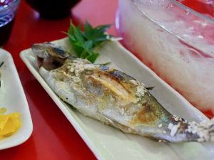 「そうめん流し」の定番はマスの塩焼きや鯉こく（鯉の味噌汁）、鯉あらい、おにぎりのセット