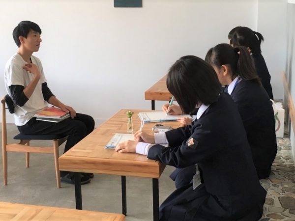 地元の中学生から取材を受ける三村さん。仕事を起こし、地域とつながる場としてカフェを経営する