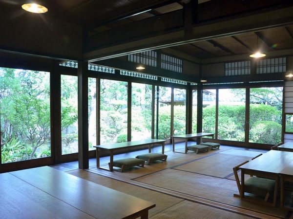 秋は紅葉も美しい庭に面した飲食スペース。代々大切にされてきた調度品を見るのも楽しみの一つ