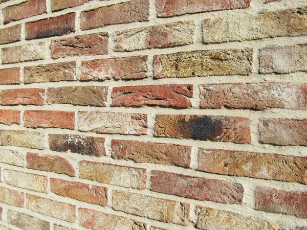 色合いや風合いが異なる手作りの建築用煉瓦
©Michiko KURITA
