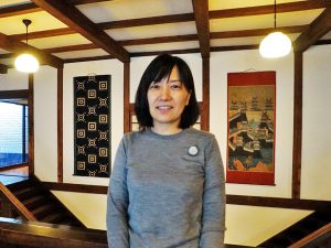 ▲学芸員の古屋真弓さんは、高校生のときに初めて『日本民藝館』を訪れ“この空間で過ごしたい”と感じたのがきっかけで学芸員になったという。「柳宗悦の思想の素晴らしさのひとつは、それぞれの民族が持っている生活美を肯定していること。例えば、戦前に標準語政策で沖縄の方言が弾圧されたときにも、“けしからん。方言は大切な文化だ！”と主張したのが柳宗悦でした。古いから、珍しいからと作品を収集したのではなく、美しさを見出していったのに加え、その物の向こう側にある文化を深く掘り下げ理解する姿勢も、柳が指導した『民藝運動』なのだと思います」