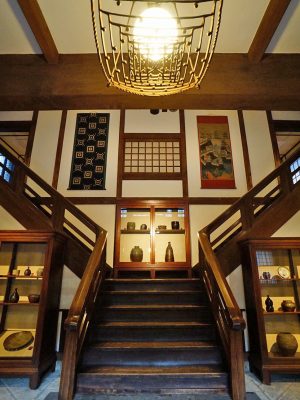 ▲建物の中へ入った瞬間に多くの人たちが“懐かしい”と感じる空間。『日本民藝館』では建物補修のための募金を現在も引き続き募集している。「この美しい建物や作品を後世に残していきたい…そのためには、皆さまのご協力が不可欠だと考えています」と古屋さん