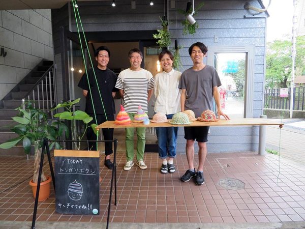 写真右から梅村氏、神永氏、伊藤氏そして塩脇氏。店頭に吊るされたベンチのような板はショーウィンドー的に使われている