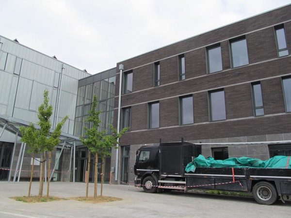 2年越しの改築で完成するモダンな煉瓦造りのパッシブ建築小学校
©Michiko KURITA
