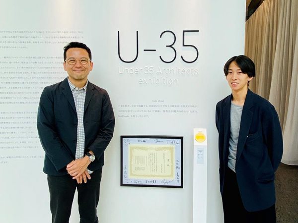 写真左：今年の選者である建築史家、大阪市立大学准教授の倉方俊輔氏</br>写真右：2019年のゴールドメダル受賞者。VUILD株式会社代表取締役CEO 秋吉浩気氏