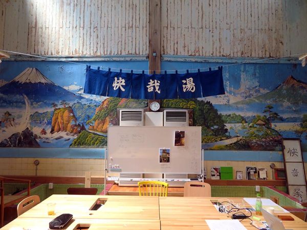 既存の壁はペンキ絵も含め、ほぼそのまま残されている。ペンキ絵の剥落をどうするかは今後の問題