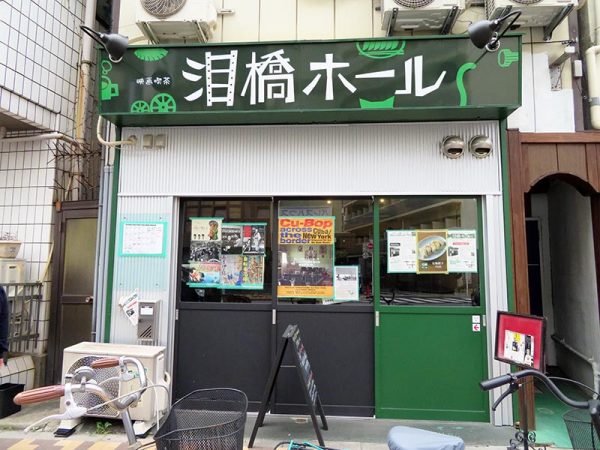 泪橋ホール入り口。右側が上映後の入り口になっている