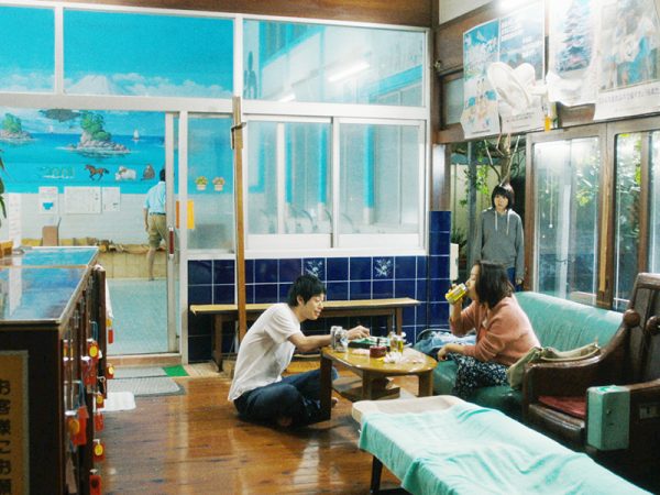 主人公が居候する銭湯。昔ながらの建物で、薪で風呂を沸かしていた