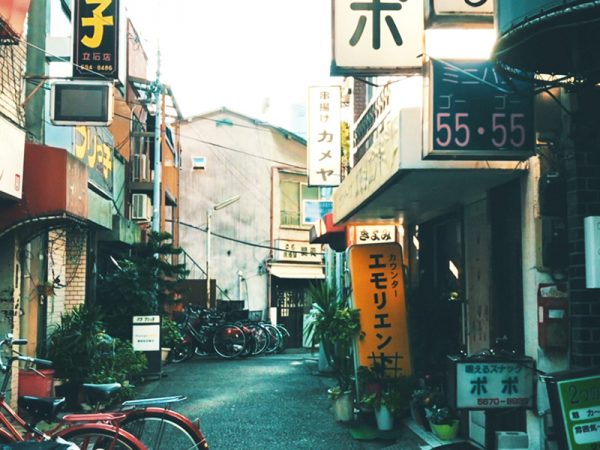 主な舞台となる商店街からちょっと入った場所にある飲食店街。見たことがあるぞ！と思う人もいらっしゃるはず