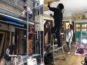 ボロボロと落ちてきた土壁をすべて落とし新しく壁を塗り替え、床もフローリングに張り替え。真夏の暑さのなか、ボランティアも加わって改装が行われた