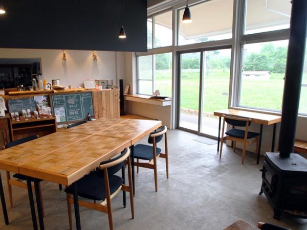 もともと教室にあった物などを活用したカフェ。校庭を眺めることができ、開放感がある