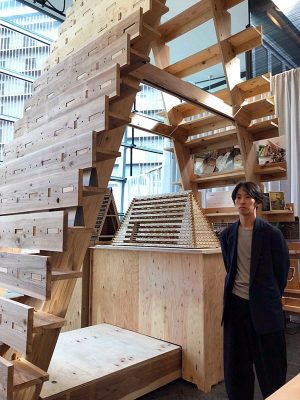 うめきたシップホールのU-35展示会場にて、「まれびとの家」展示物と秋吉氏