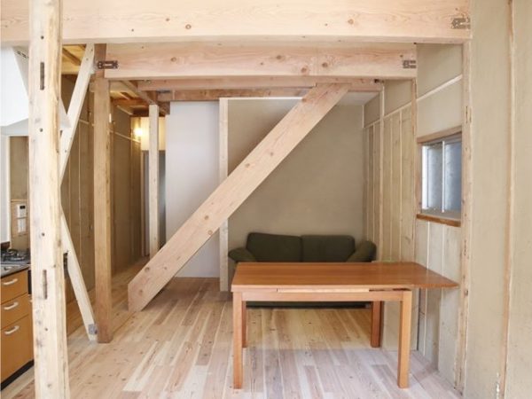 一階のリビング兼地域サロン。壁はながせ出張所と近畿大学講師が開発した土のブロックを利用して、費用を抑えた