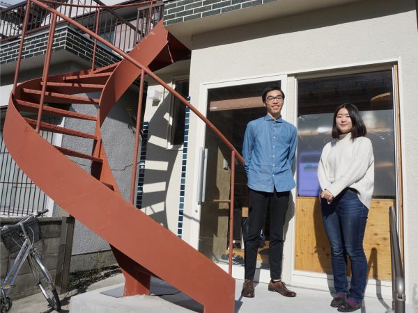 ながせ出張所所長の松浦遼さん（左）と住人の高橋柚月さん（右）