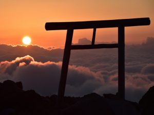 「火」のパワースポットで最大規模と言えるものは何と言っても太陽だろう。古来、日本人は御来光に神威を強く感じてきた