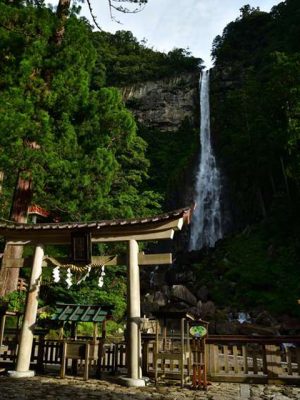 那智一の滝は飛龍神社の御神体であり、日光の華厳の滝と並んで霊験があるとされている。「水」に分類されるパワースポットだ