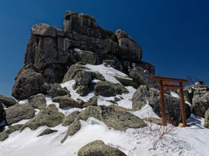 金峰山山頂の五丈石は「金」に分類される。山岳信仰と相まって山頂に存在する巨岩は特に強い信仰を集めた
