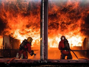 火災は2月から4月にかけてが特に多い。商業施設など不特定多数の人が利用する建物の火災の危険性を知る手段として「違反対象物公表制度」がある