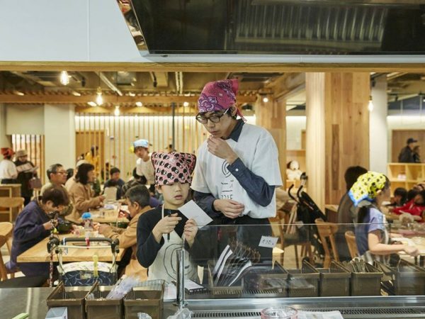 「ソーネ キッズカフェ＆ショップ」では通常営業をするカフェで働くため、子どもたちは真剣そのもの。前回は160人ほども集まったそう

