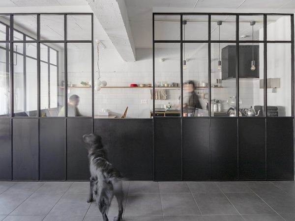 「なんとか風」が当てはまらない作品もいくつか。写真はR1ペット共生リノベーション賞「イヌはイエ。ヒトはケージ」。ヒトのいるダイニング、キッチンが囲まれており、それ以外が犬のスペースという、従来からすると逆転の住まいである
