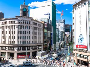 銀座4丁目交差点。多くの百貨店などが立ち並ぶ（写真提供：PIXTA）