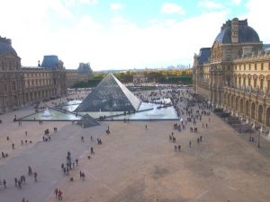 パリ・ルーブル美術館（写真提供：PIXTA）