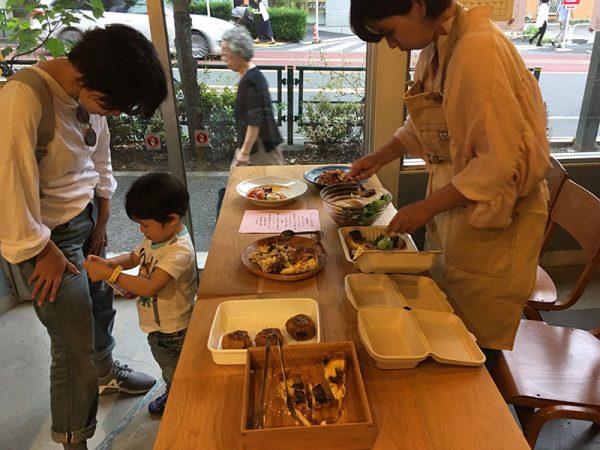 シェアキッチンには、日替わりで出張料理人がやってきて、近隣の子育て世代に向けて惣菜を販売する