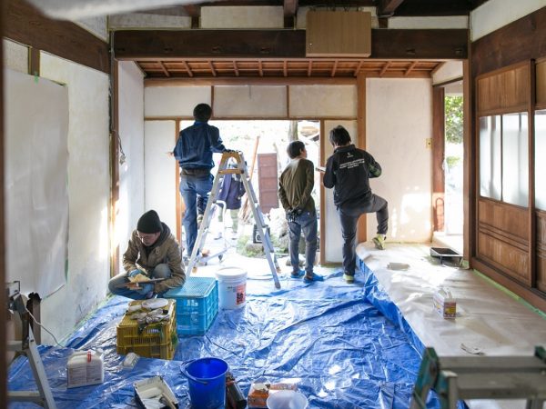 改装中の様子。「今の時代は、自分で改装してみたいという方も多く、たくさんの方に集まってもらうことができました。来てくれた人が楽しんでくださり、本当にありがたかったですね。そして、次は友達を連れて来てくれるというように広まっていったんです」(写真提供：ゲストハウスますきち)